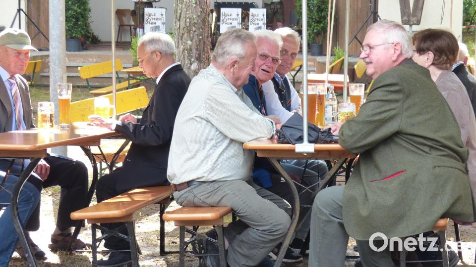 Einige treue Stammtischfreunde finden sich trotz des Regenwetters beim Waldfest des Vereinskartells Weiherhammer ein. Bild: hme