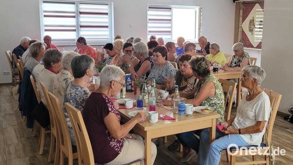 Rund 40 Zuhörerinnen und Zuhörer waren ins Dorfgemeinschaftshaus Schönreuth gekommen. Bild: Stefanie Baier/exb