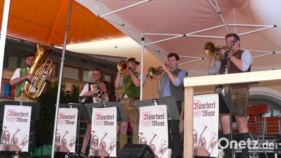 Das wenig sommerliche Wetter tut der Stimmung auf dem Luher Bürgerfest keinen Abbruch. Bild: mh