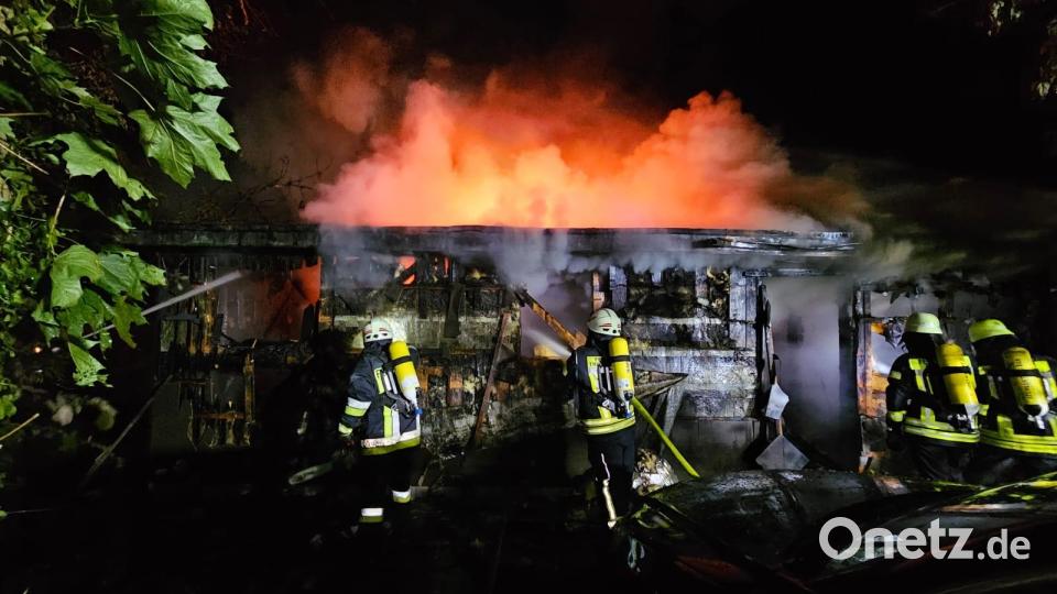 Feuerwehrleute löschen das brennende Bootshaus am Rußweiher. Bild: Feuerwehr Eschenbach