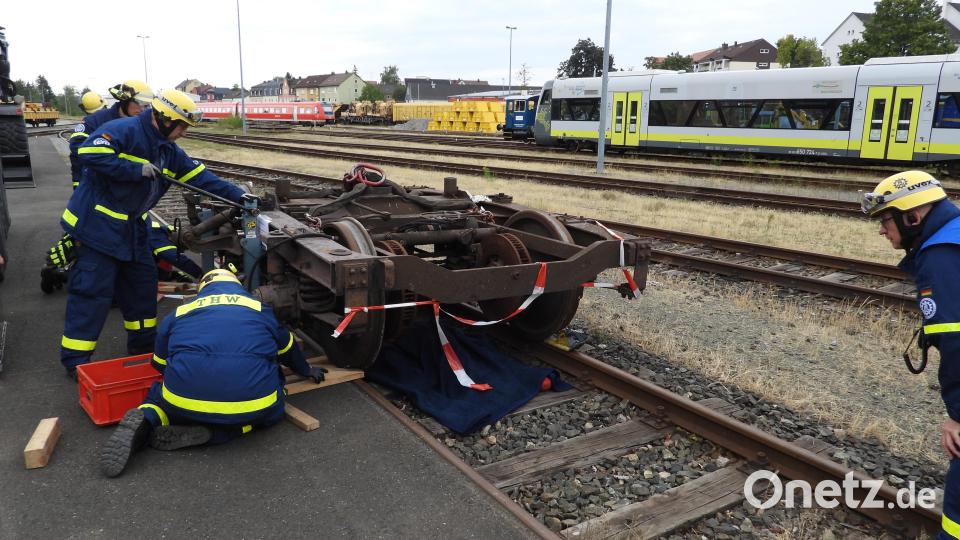 Mit einer sogenannten Büffelwinde heben die Einsatzkräfte des Technischen Hilfswerks ein Drehgestell an, um die darunter liegende Übungspuppe retten zu können. Bild: Richard Meiler/exb
