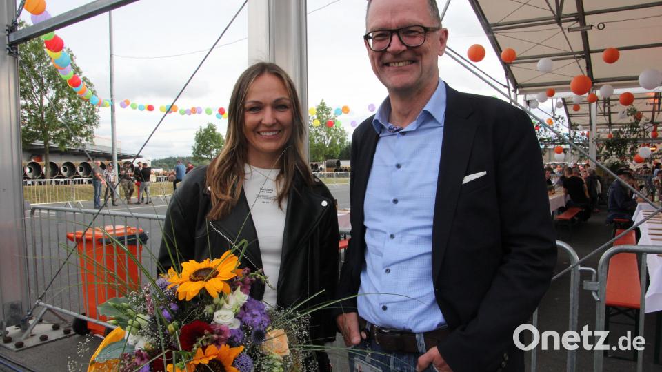 Vorstand Stefan Klumpp überreichte Blumen an Martina Maier, auf deren Schultern die Hauptlast der Organisation des Sommerfestes lastete. Bild: kro