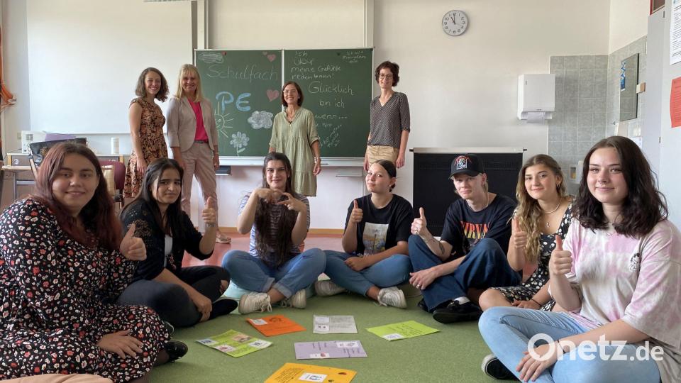 Daumen hoch für das neue Schulfach „Persönliche Entwicklung“ am BSZ in Sulzbach-Rosenberg. Im Hintergrund: Stellvertretende Schulleiterin Claudia Hanft, „Glückslehrerin“ Sandra Falk, Projektleiterin Gertraud Gietl und „Glückslehrerin“ Caroline Horn (von rechts). Bild: Martina Beierl/exb