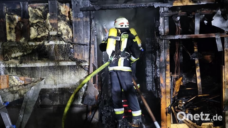 Das Feuer brach in der Nacht auf Mittwoch am Rußweiher aus - wohl wegen eines technischen Defekts. Bild: Feuerwehr Eschenbach