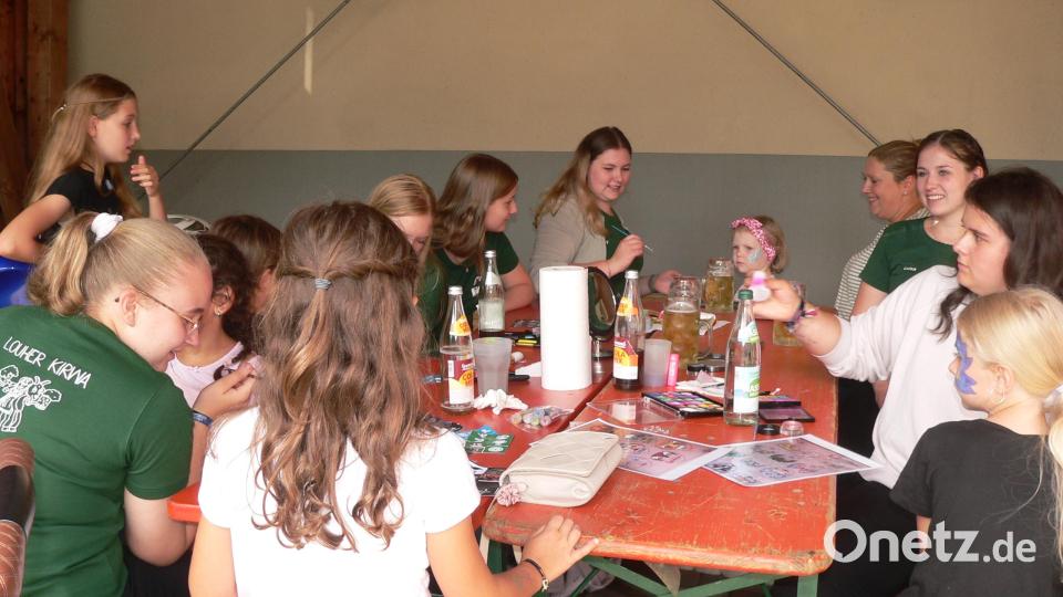 Das wenig sommerliche Wetter tut der Stimmung auf dem Luher Bürgerfest keinen Abbruch. Bild: mh
