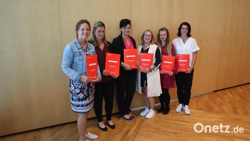 Auch zehn externe Bewerberinnen der Kinderpflege erhielten ihr Abschlusszeugnis Bild: wrm