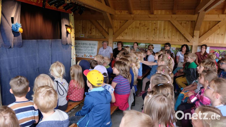Dass Hermanns Kasperltheater aus Edeldorf in den Kreislehrgarten nach Floß kommt, ist längst Tradition. Mit den Aufführungen wird die Aktion &quot;Lichtblicke&quot; von Oberpfalz-Medien unterstützt. Bild: le