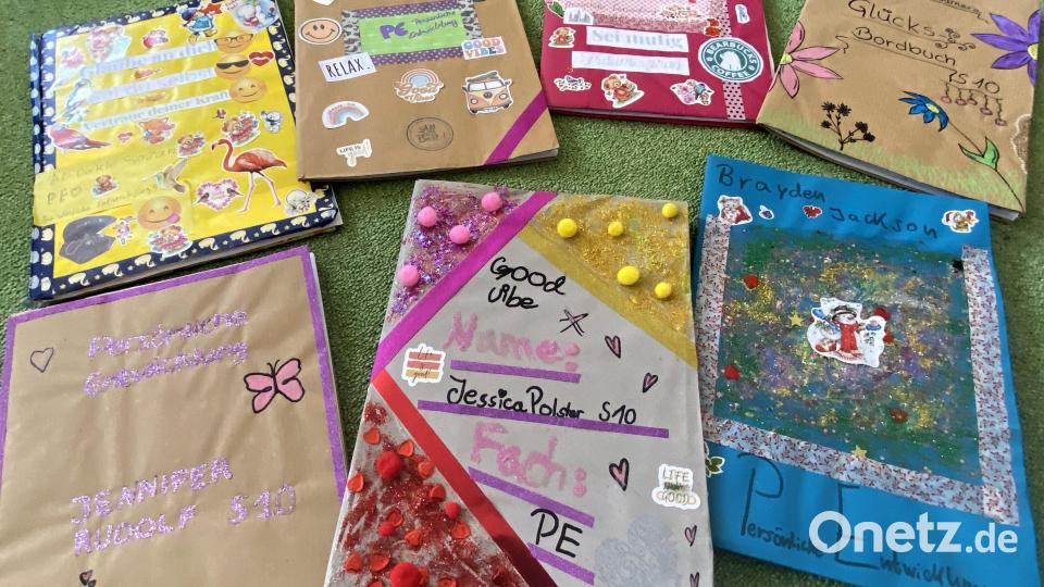 Ins Glücksbuch wird gemalt, geschrieben und geklebt. Hier wird alles festgehalten, was den jungen Leuten lieb und teuer ist. Bild: Martina Beierl/exb