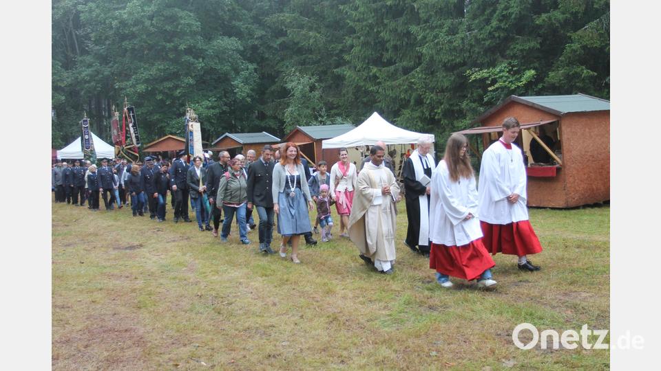 Mit einem kleinen Kirchenzug beginnen die Feierlichkeiten zum Burgfest. Bild: pi