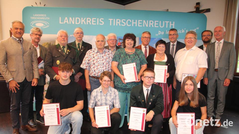 Erstmals wurde die Johann-Andreas-Schmeller-Medaille in Gold für besonders herausregende sportliche Leistungen sowie für langjährige Vereinstätigkeit, mindestens 35 Jahre, verliehen. Das Bild zeigt die Geehrten mit dem Landrat und den Bürgermeistern. Bild: kro