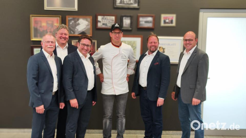 Besuch im Backhaus Kutzer: (von links) Bürgermeister Max Bindl, Bernhard Schmidt, MdL Tobias Gotthard, Bäckermeister Patrick Kutzer, Hubert Schicker und Josef Schmid. Bild: Markt Konnersreuth/exb