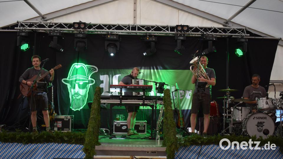 Im Festzelt geben am ersten Tag die "Urwaidler" musikalisch den Ton an. Bild: bnr