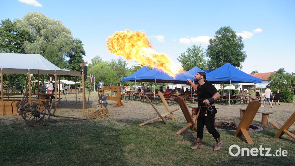 Auch ein Feuerschlucker war in das Feldlager gekommen. Bild: jzk