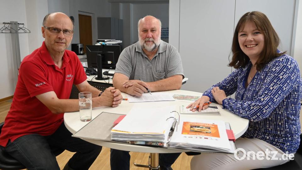 Am 24. September veranstalten der Kreisverband Amberg-Sulzbach des Nordbayerischen Musikbunds und der Stadtmarketingverein Amberg gemeinsam die sechste Amberger Luftklangmeile. Zum Vorbereitungsgespräch trafen sich der NBMB-Kreisvorsitzende Werner Stein (Mitte), sein Stellvertreter Horst Bauer (links) und die Stadtmarketing-Eventmanagerin Ina Bogner. Bild: Susanne Schwab