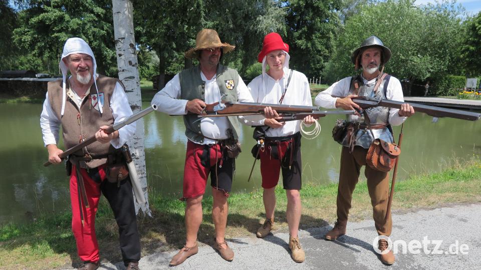 Mit dem Böllerschießen eröffnete die Baieruther Katzbalgery das 7. Kemnather Feldlager. Bild: jzk