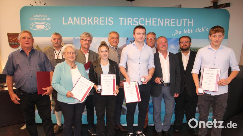 Diese Sportler und Funktionäre erhielten die Johann-Andreas-Schmeller-Medaille in Silber. Bild: kro