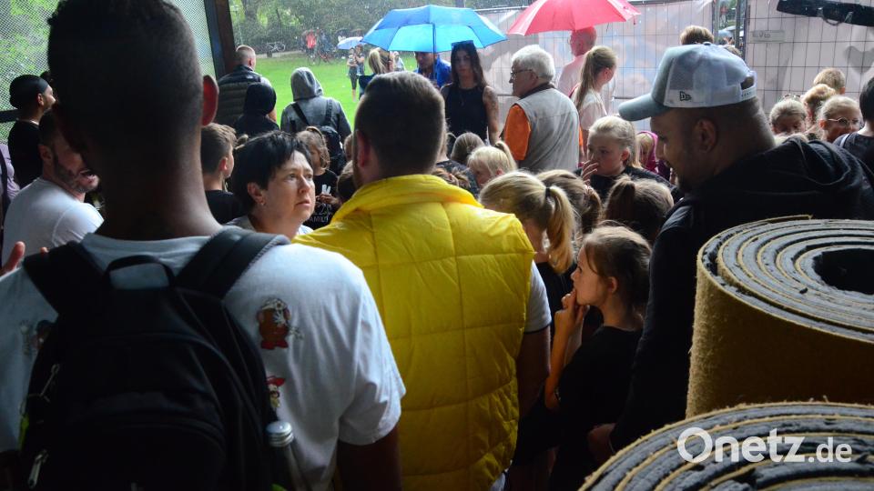 Regenpause unter Pavillon. Bild: Kunz