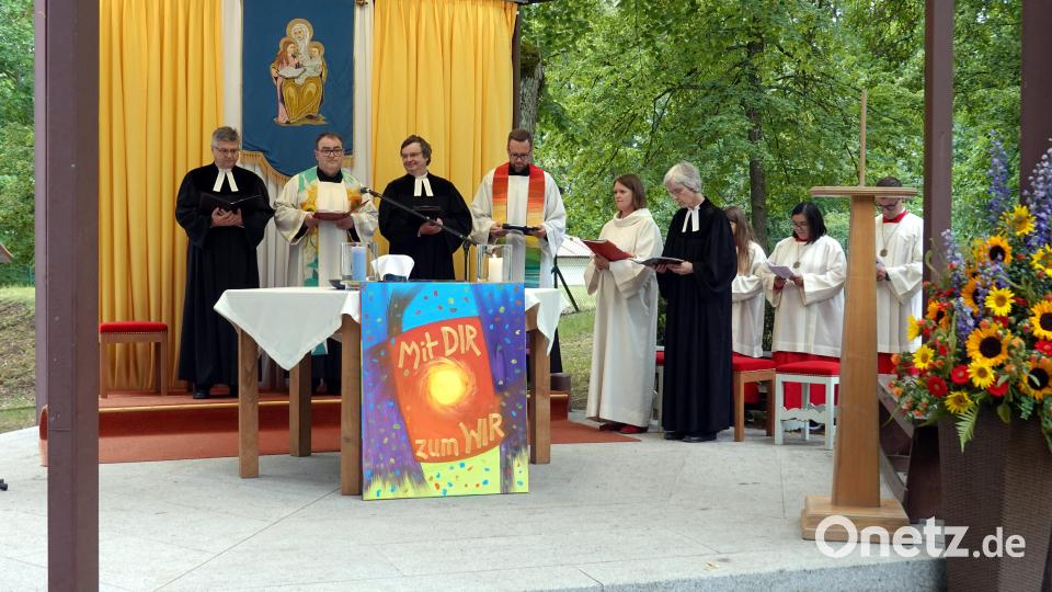 Evangelische und katholische Geistliche teilen sich am ökumenischen Tag den Freialtar auf dem Annaberg. Bild: gac
