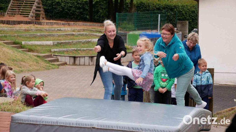 Mächtig Spaß macht den Kindergartenkindern die Aktion &quot;Rauswurf&quot;. Bild: gz