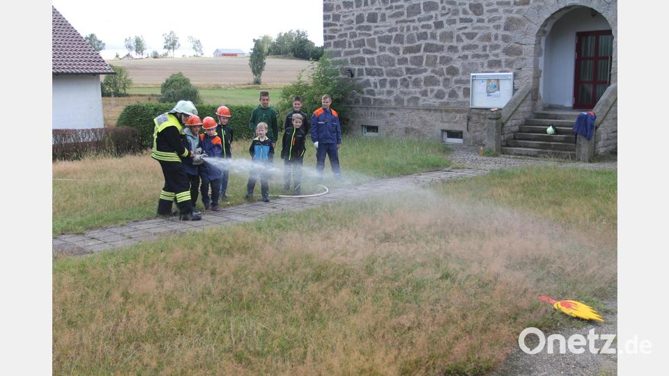 Löschübungen dürfen bei der Ferienaktion nicht fehlen. Bild: pi