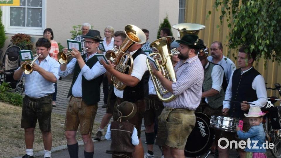 Die "Willhofer Feierwehrkapell'n" feuern die Kirwaburschen bei ihrer schweren Arbeit an. Bild: bnr