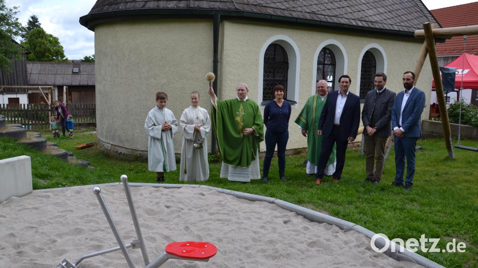 Der frühere Moosbacher Pfarrer Josef Most segnet den Spielplatz in Heumaden. Bild: gi