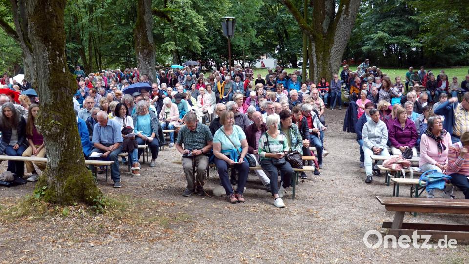 Trotz des nicht perfekten Wetters findet der ökumenische Gottesdienst viel Zuspruch. Bild: gac