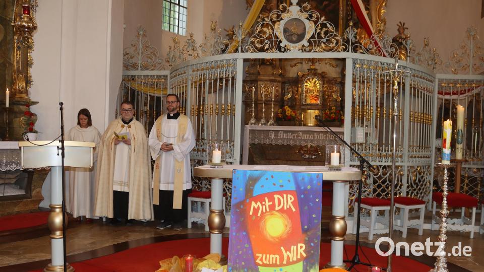 Pfarrer Herbert Mader, (mitte) Kaplan Lucas Lobmeier (rechts) und Gemeindereferentin Katharina Lauerer (links) gestalteten die Abschlussandacht. Bild: mfh