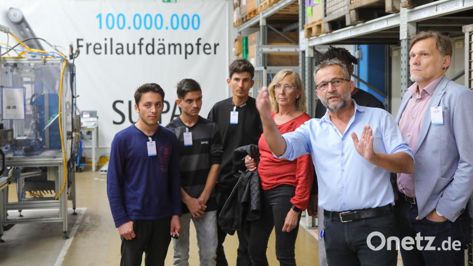 Vor der Spendenübergabe der Firma Suspa an das Ernst-Naegelsbach-Haus fand eine Betriebsbesichtigung statt. Produktionsleiter Bertam Schmidt führt hier eine der Gruppen durch die Werkhallen. Bild: Wolfgang Steinbacher