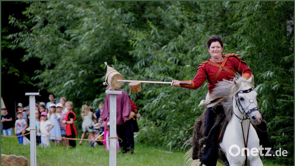 Die Schildmaiden zeigten beim Turnier ihr Können mit Pferd und Schwert. Bild: jzk