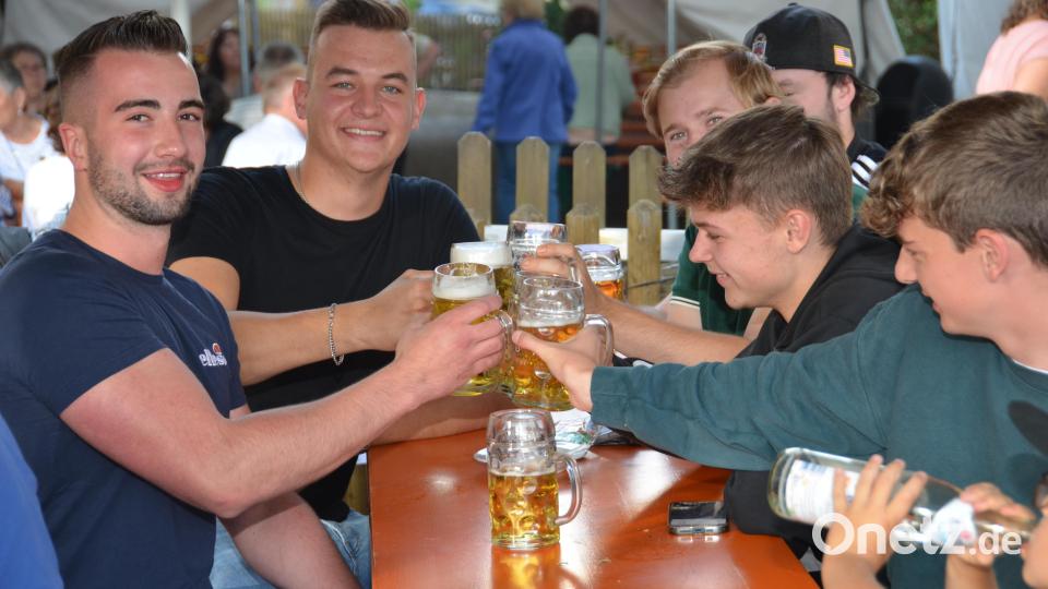 Alexander Herrmann und Fabian Röbl (von links) lassen es sich mit dem SV-Nachwuchs beim Fest gutgehen. Bild: dob