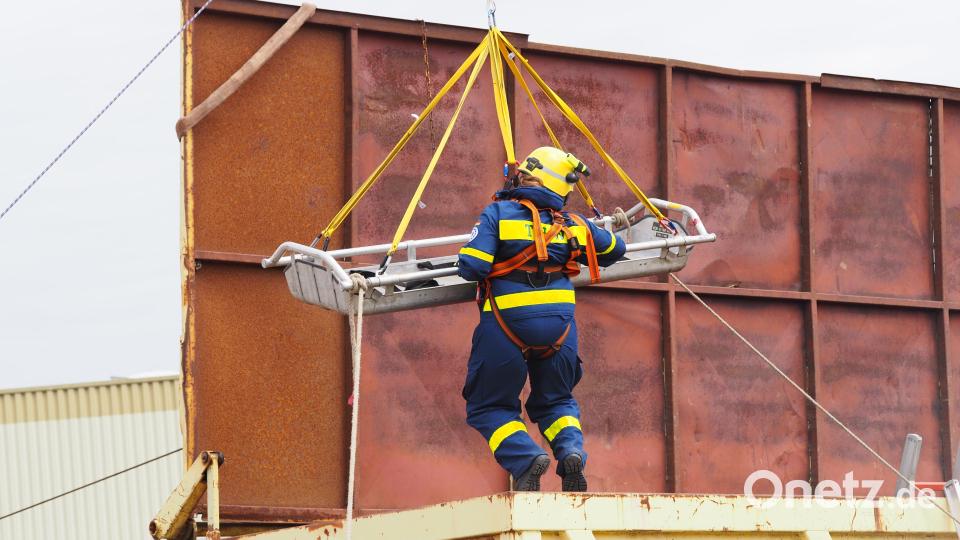 Aus einem Schrottcontainer rettet das Technische Hilfswerk eine Übungspuppe. Dazu nötig ist eine spezielle Absturzsicherung. Bild: Richard Meiler/exb