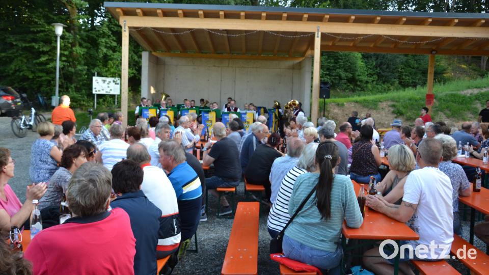 Die Stadtkapelle Pleystein präsentierte bei der Sommerserenade im Moosbacher Generationenpark Blasmusik der Spitzenklasse unter der Leitung von Markus Schulz. Bild: gi