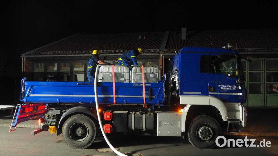 Aus einer Zisterne am Bauhof werden insgesamt rund 12.000 Liter Wasser befördert, um die Bevölkerung mit Brauchwasser zu versorgen. Bild: Richard Meiler, THW Weiden/exb