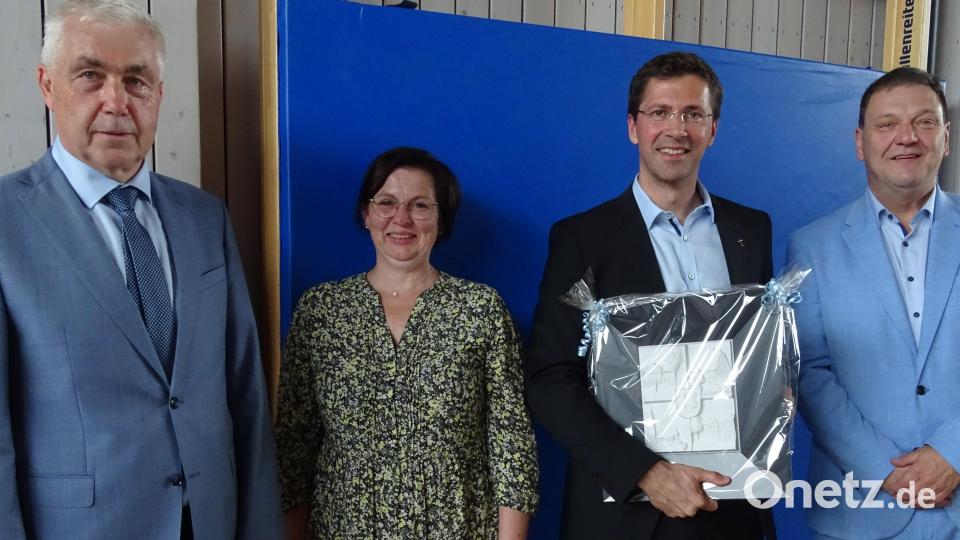 Pfarrer Michael Hoch (Zweiter von rechts) nahm nach 14 Jahren Abschied. In offiziellen Reden wurde ihm von Bürgermeister Christian Ziegler (rechts), Pfarrverwalter Günther Schießl (links) und der Pfarrgemeinderatsvorsitzenden Sandra Schieder (Zweite von links) für seine Tätigkeit gedankt. Bild: Houschka