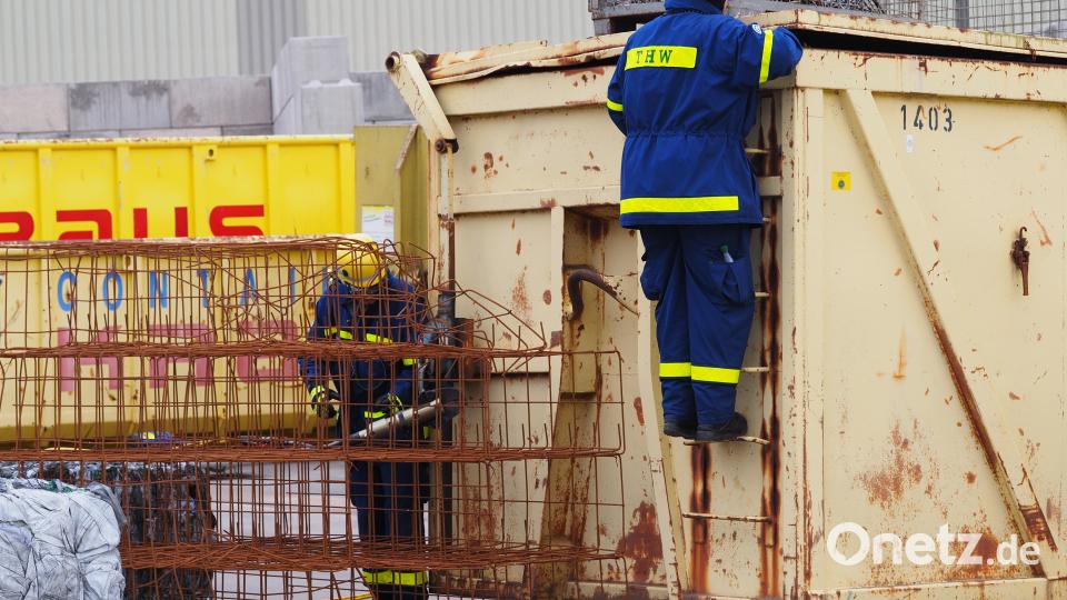 Eine in einem Container eingeschlossene und unter verschiedenen Hindernissen verschüttete Person muss gerettet werden. Zunächst muss mit der hydraulischen Rettungsschere ein Stahlgitter entfernt werden, um zur Kurbel für den Deckel zu gelangen. Bild: Richard Meiler/exb