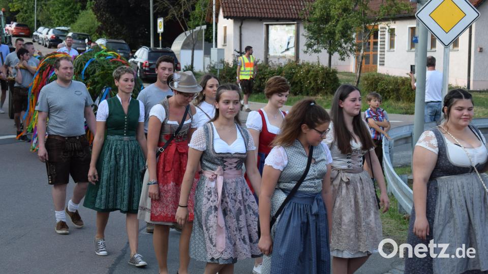 Die Willhofer Kirwamoidla begleiten die Kirwaburschen bei ihrer schwierigen Aufgabe. Bild: bnr