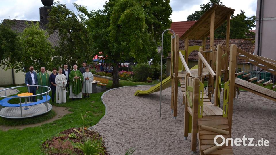 Der frühere Moosbacher Pfarrer Josef Most segnet den Spielplatz in Heumaden. Bild: gi