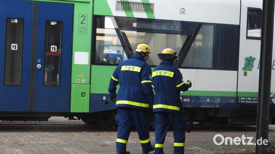 Bevor der Zug notentriegelt werden kann, muss eine Gleissperrung veranlasst werden. Die schreienden Passagiere im Zug setzen die Übungsteilnehmer zusätzlich unter Stress. Bild: Richard Meiler/exb