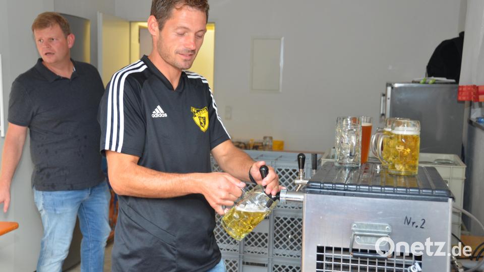 SV-Fußballer Alexander Hirmer legte sich mit seinen Kameraden beim Dorffest mächtig ins Zeug für eine gelungene Veranstaltung. Bild: dob