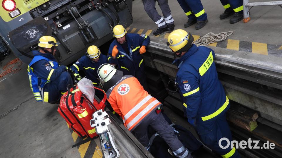 Personenrettung aus einer Montagegrube unter einem Zug. Bild: Richard Meiler/exb