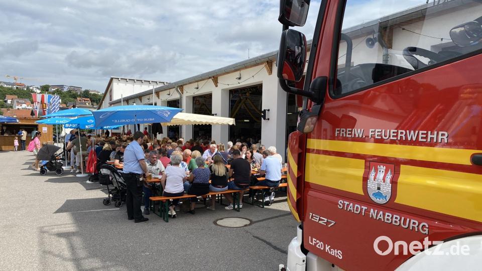 Samstagabend und den ganzen Sonntag über war das Hallenfest der Feuerwehr Nabburg sehr gut besucht. Kurze Schauer vor und teils während der Veranstaltung wirkten sich weder auf den Besucherzustrom, noch die Stimmung aus. Bild: aub