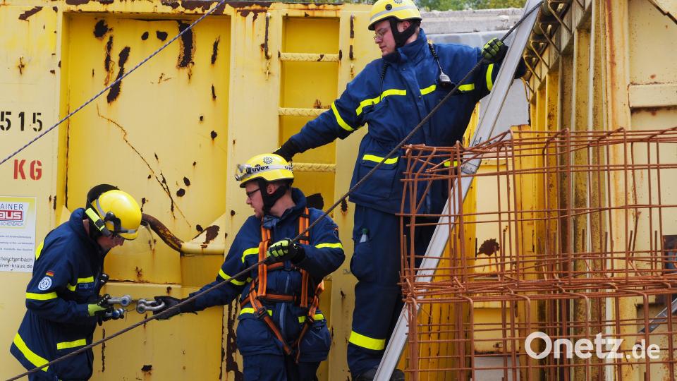 Mit der Seilwinde des Gerätekraftwagens wird der Deckel angeschlagen und beim Öffnen gesichert, um an die eingeschlossene Person zu gelangen. Bild: Richard Meiler/exb