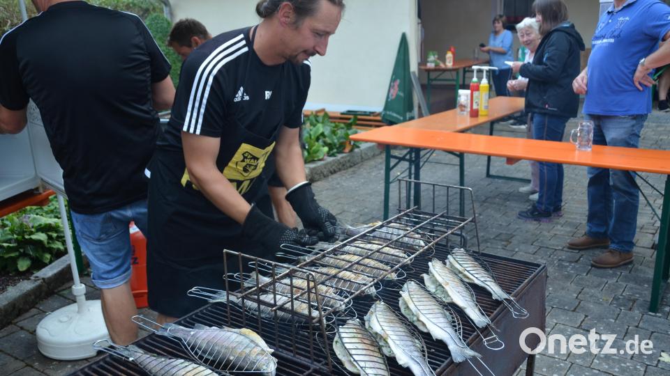 SV-Vorsitzender Roman Lindner kümmert sich höchstpersönlich um den Fischgrill. Die auf der heißen Glut gerösteten, köstlichen Forellen stehen auf der Speisenliste der Besucher ganz oben. Bild: dob