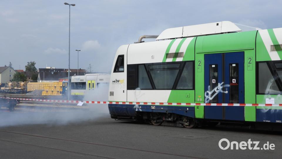 Vor Eintreffen der Rettungskräfte wird der Zug in Nebelschwaden gehüllt. Bild: Richard Meiler/exb
