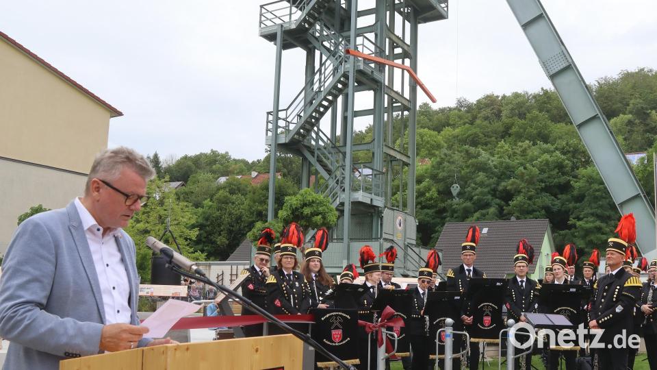 Bürgermeister Michael Göth und die Bergknappenkapelle bei der Feierstunde zu Füßen des Förderturms auf St. Anna. Bild: mfh