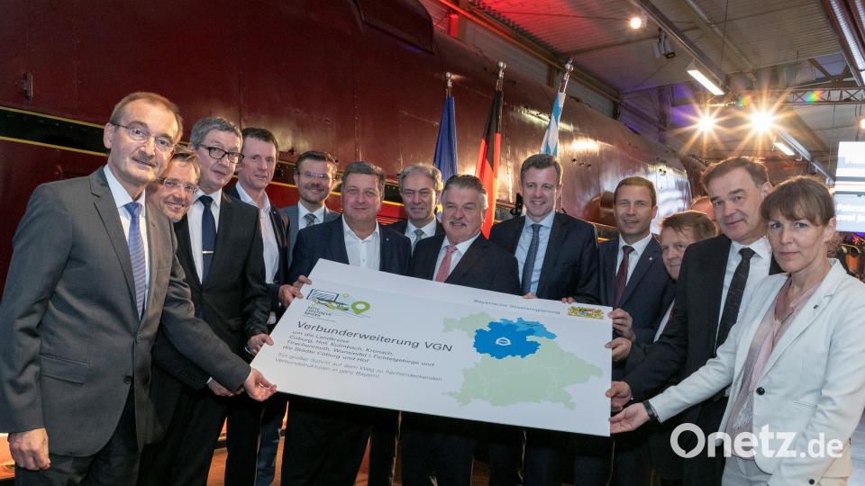 Auf dem Bild zu sehen: Staatsminister Christian Bernreiter (Sechster von links) mit den Vertreterinnen und Vertretern der beitretenden Kommunen. Bild: Giulia Iannicelli/exb