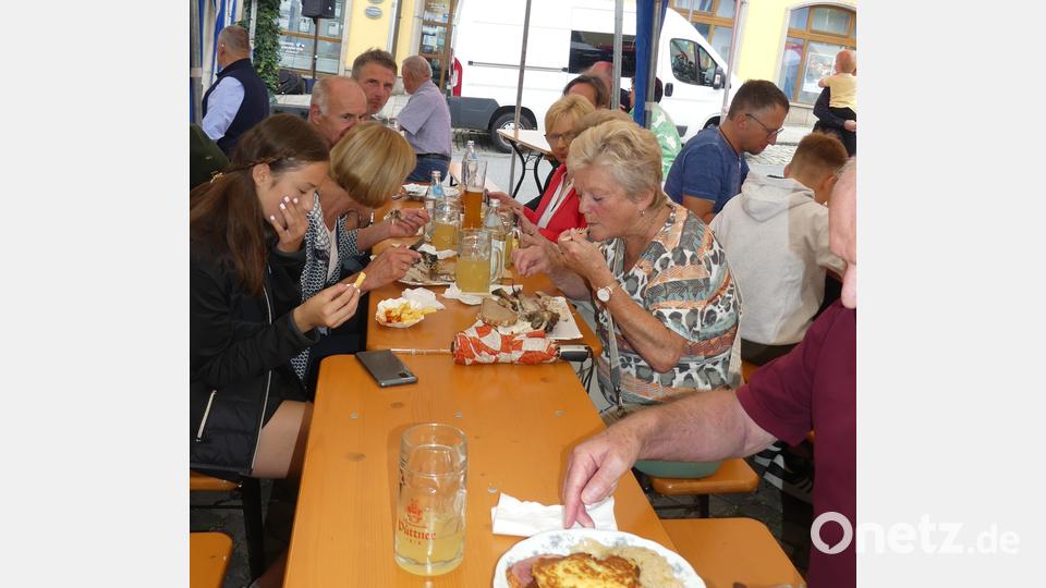 In der Mittagszeit treffen sich hungrige Tafelrunden. Bild: rn