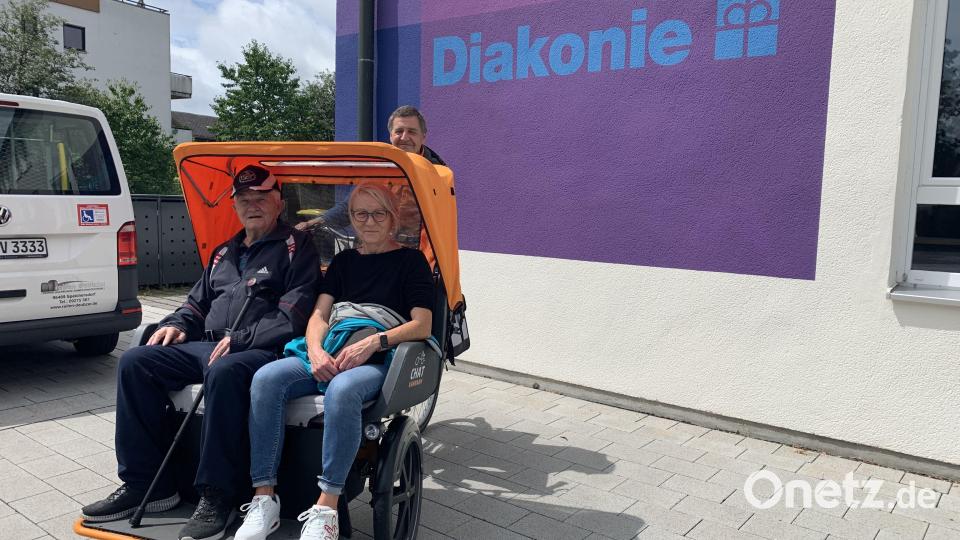 Stefan Keßler (Fahrer) hatte mit seiner Rikscha von der Alzheimergesellschaft einiges zu tun und drehte eine Runde nach der anderen. Bild: Martin Burger/fph