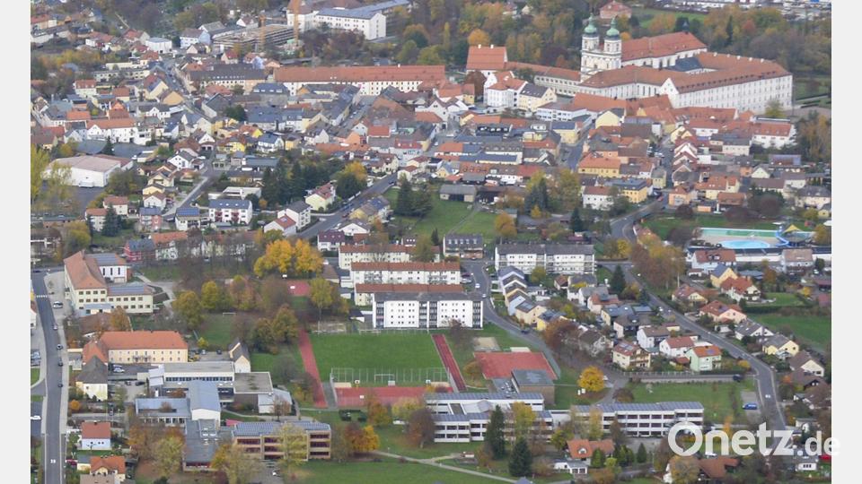 Nur wenige hundert Meter Luftlinie trennen die beiden Realschul-Standorte. Im Kloster an der Basilika (oben rechts) ist die Mädchenschule untergebracht, im Schulviertel ist die Realschule im Stiftland angesiedelt (unten links). Archivbild: mür